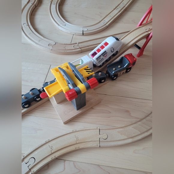 Trains (mostly Brio) and train tracks - Picture 7 of 11